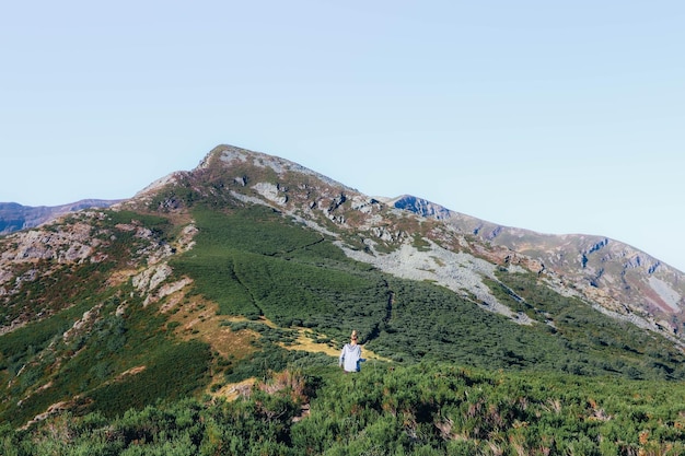 Femme entourée par la nature faisant de la randonnée en montagne