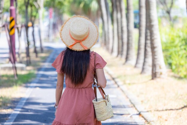 Une femme entre dans le parc.