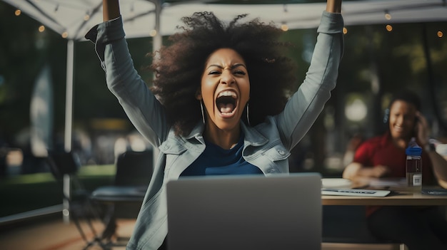 femme entreprenante célèbre le triomphe