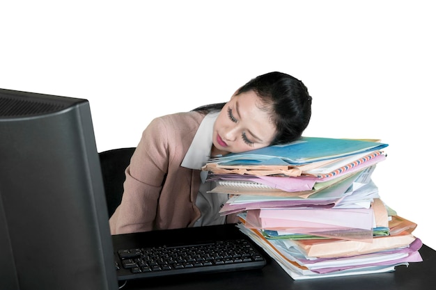 Une femme entrepreneur dort au-dessus des documents