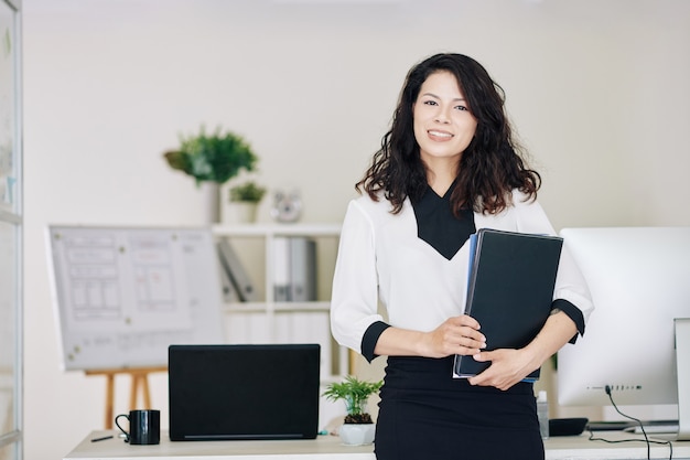 Femme entrepreneur avec dossier de documents