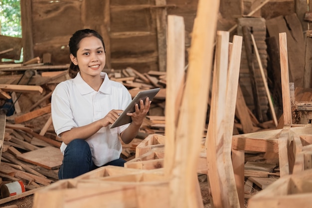 Une femme entrepreneur de meubles tenant une tablette