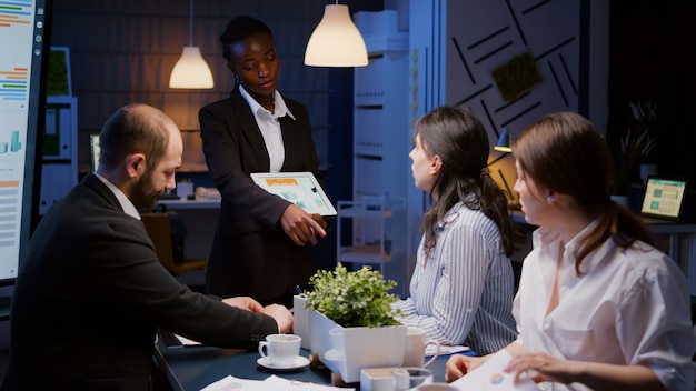 Femme entrepreneur à la peau foncée surmenée dans la salle de réunion du bureau de l'entreprise