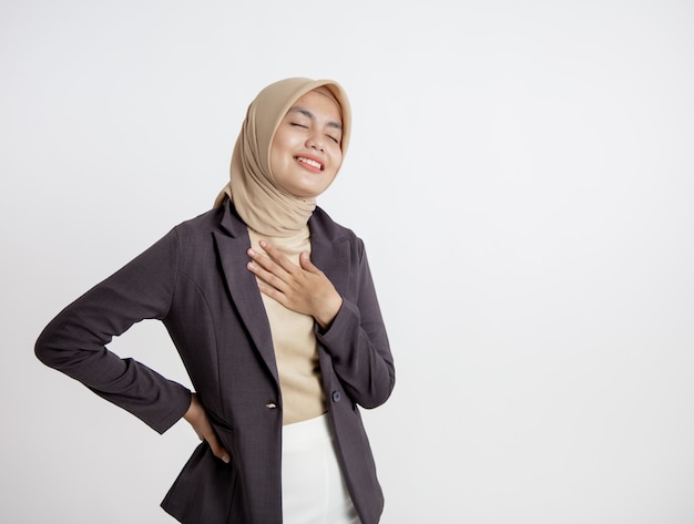 Femme entrepreneur portant hijab souriant paix relax expression, concept de travail de bureau isolé