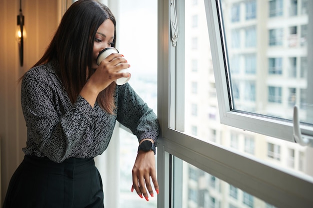 Femme entrepreneur regardant par la fenêtre