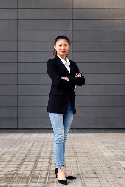 Femme entrepreneur souriante avec les bras croisés