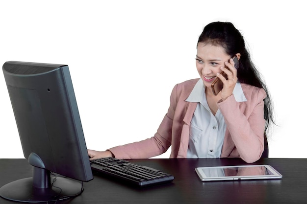 Une femme entrepreneur travaille avec un téléphone et un ordinateur