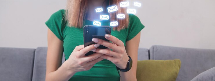 Femme envoyant un e-mail par smartphone
