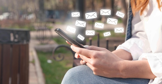 Femme envoyant un e-mail par smartphone