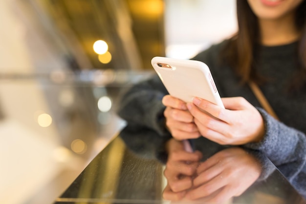 Femme envoyant un SMS sur un téléphone portable