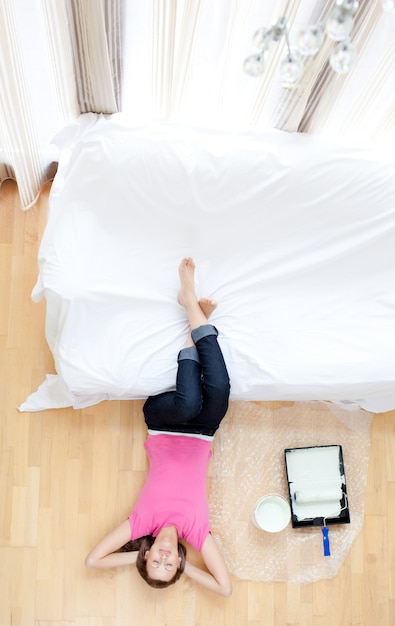 Une femme épuisée prend une pause