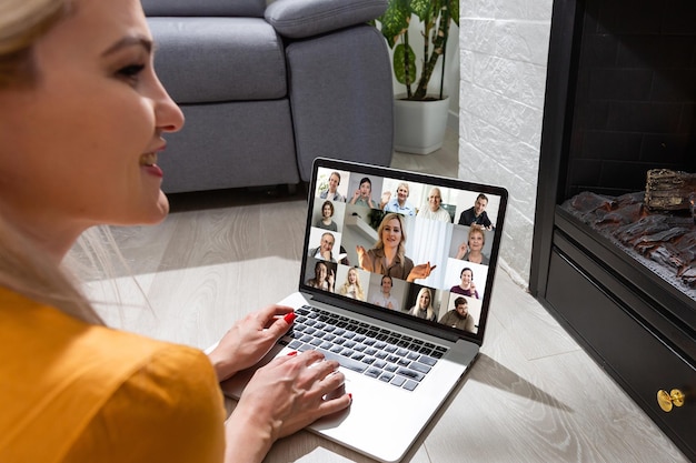 femme et équipe sur écran d'ordinateur portable parlant et discutant en vidéoconférence. Travail à domicile, Travail à distance, Auto-isolement.