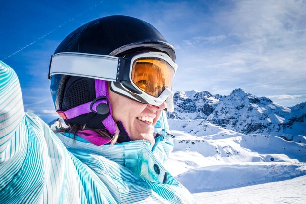 Photo femme en équipement de ski sur la montagne