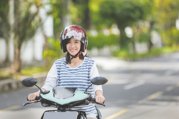 Femme, équitation, motocyclette, ou, moto