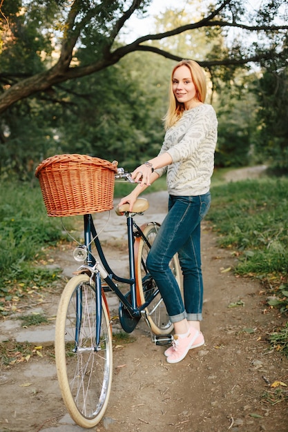 Femme, équitation, Vintage, Vélo, Panier