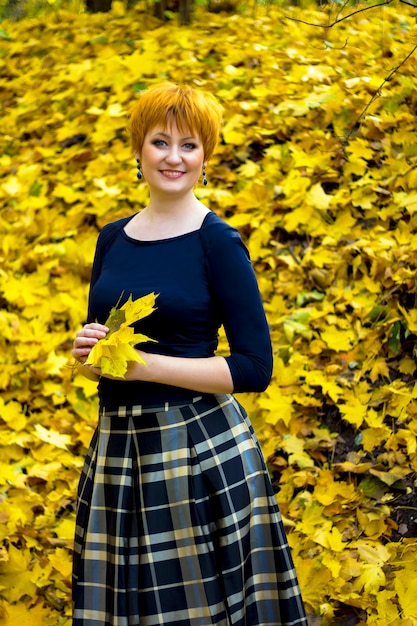 Femme, à, érable, feuilles, dans, automne, parc