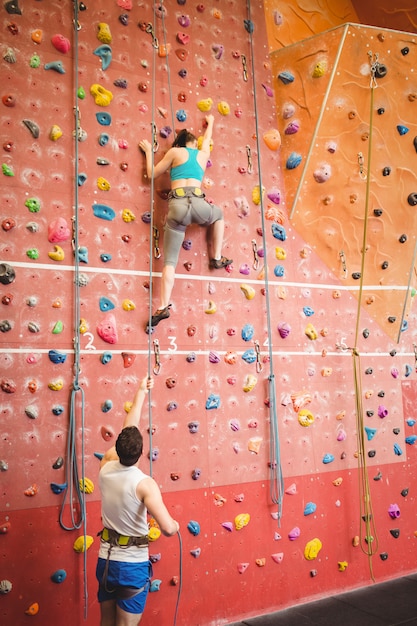 Femme, escalade, mur rocheux