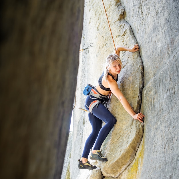 Femme, escalade, raide, mur pierre, dans nature, avec, corde