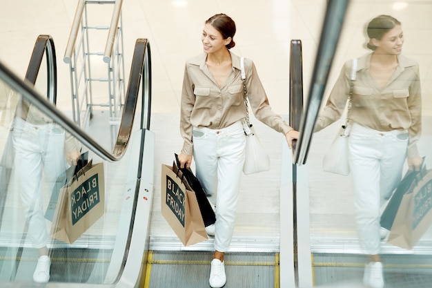 Femme sur l'escalator