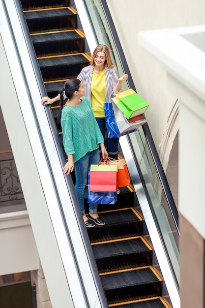 femme sur l'escalier en mouvement