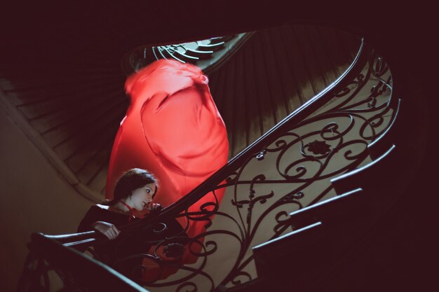 Photo femme sur un escalier