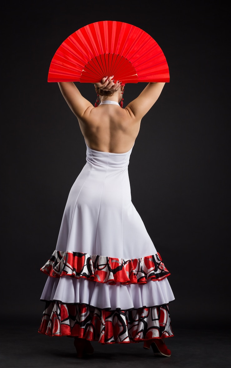 Photo femme espagnole danse flamenco sur fond sombre