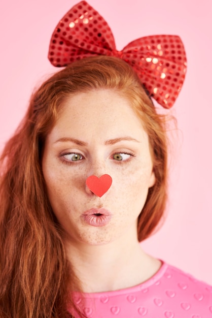 Femme espiègle faisant une grimace au studio shot