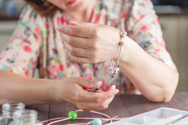 Femme essayant un bracelet fait maison