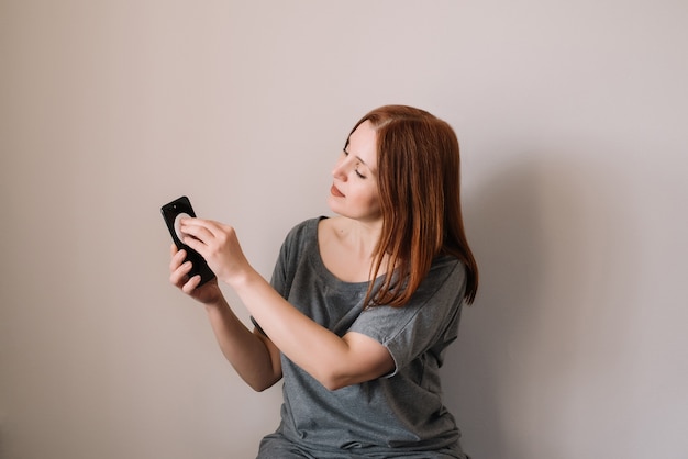 Femme essuyer ou nettoyer son téléphone.