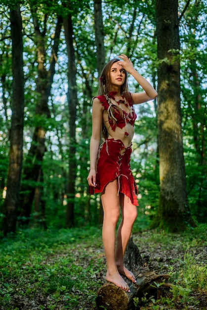 La femme est allée à la chasse au couguar femelle femme sauvage dans la forêt ethnique mode tribal forêt profonde fille sexy en cuir vêtements en daim femme amazone sorcière sexy Infranchissable pour résister