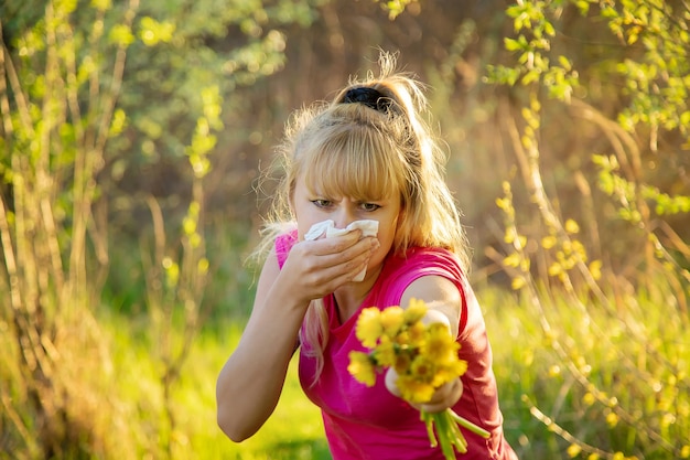 La femme est allergique aux fleurs