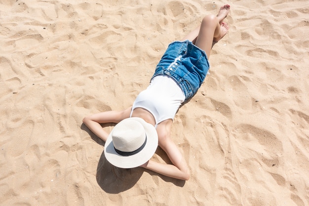 Une femme est allongée sur la plage