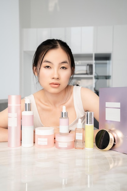 Une femme est assise devant une boîte de produits de beauté.