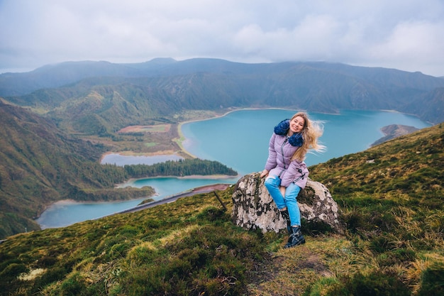 Une femme est assise sur une pierre dans le contexte de la belle cr