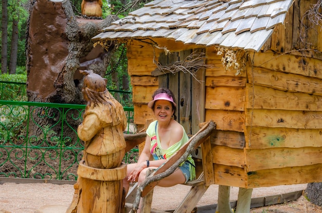 Une femme est assise près d'une hutte fabuleuse