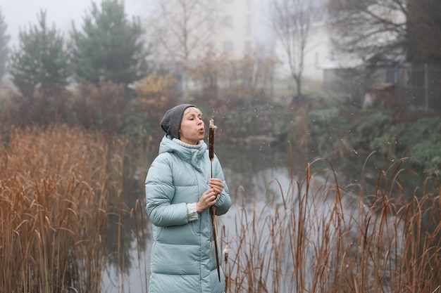 La femme est dans le parc d'automne Atmosphère d'automne vue panoramique sur l'étang