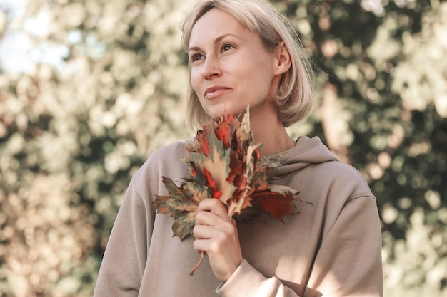 La femme est dans le parc d'automne Atmosphère d'automne