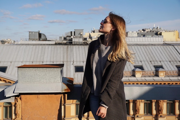 La femme est heureuse sur le toit de Saint-Pétersbourg Russie Cityscape view