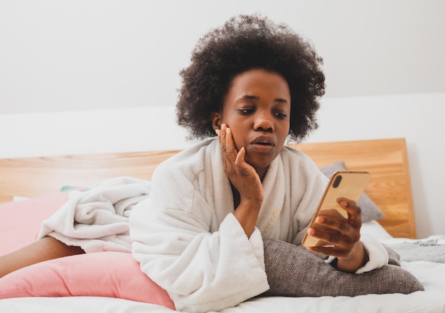 La femme est en ligne après les traitements à l'eau