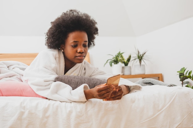 La femme est en ligne après les traitements à l'eau