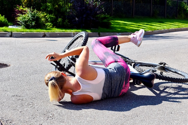 Femme est tombée d'un vélo sur la route