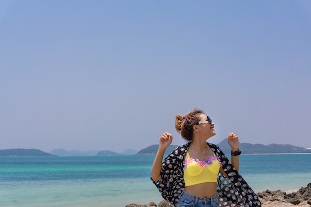 La femme était debout sur la plage et la météo en été.