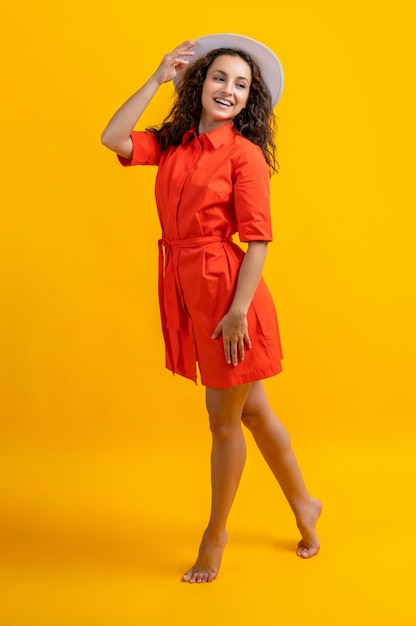 Femme d'été élégante souriante sur fond photo d'une femme d'été élégante portant un chapeau