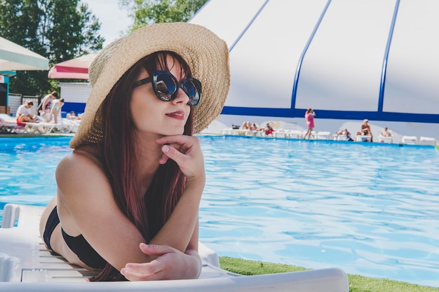 Femme été mode heureux sexy fille souriante avec corps en forme peau saine bikini chapeau de soleil lunettes de soleil su