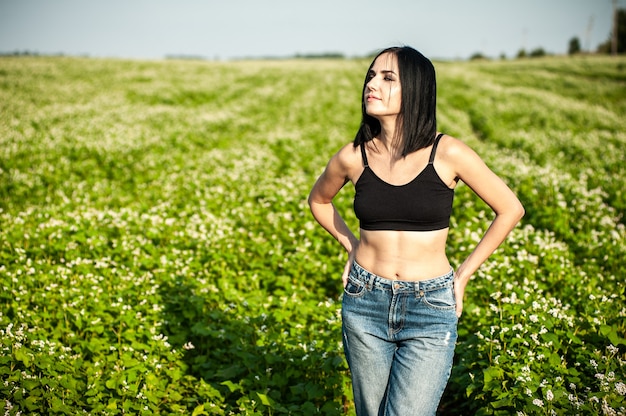 Femme en été posant