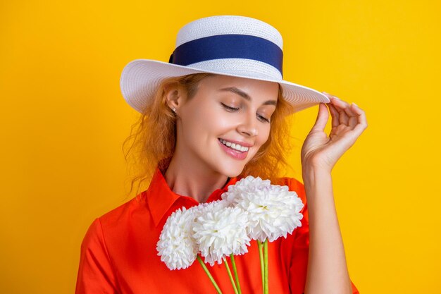 Femme d'été rétro positive avec des fleurs en studio Femme d'été rétro avec des fleurs