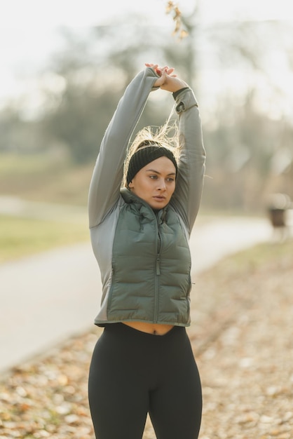 Photo une femme étend les bras dans le parc