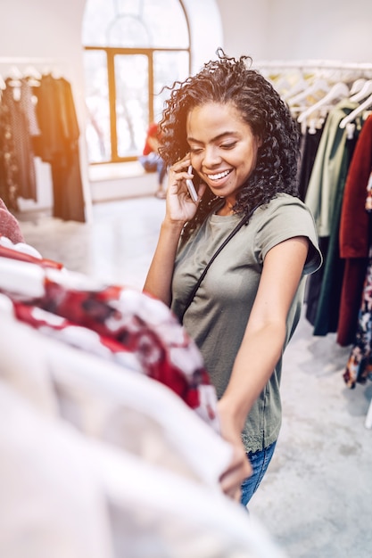 Femme ethnique, achats, et, bavarder téléphone