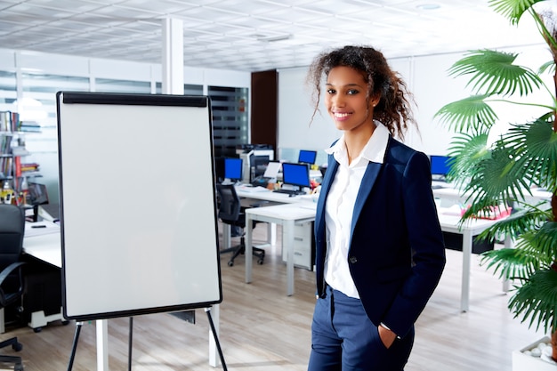 femme ethnique africaine avec tableau de présentation