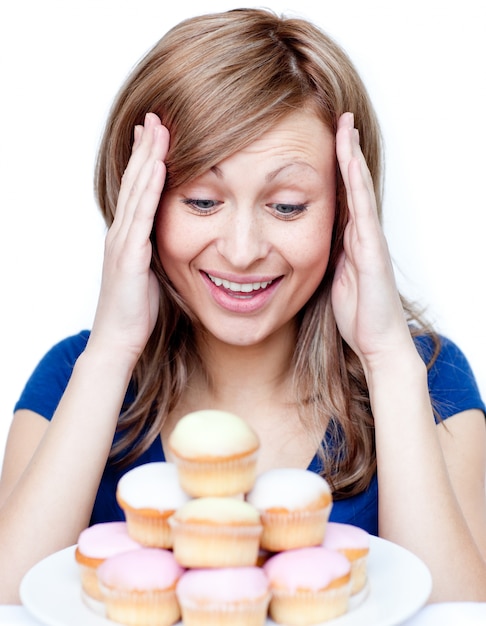 Femme étonnée, mangeant un gâteau